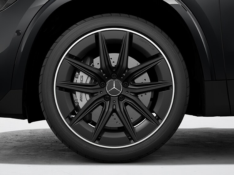 50,8 cm (20") AMG Leichtmetallräder im 5-Doppelspeichen-Design für den Mercedes-AMG GLA.