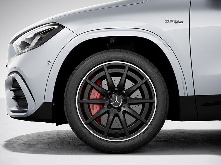 Die roten Bremssättel des Mercedes-AMG GLA.