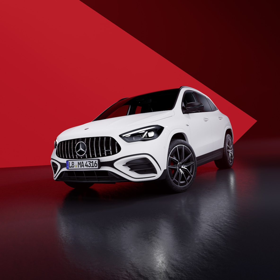 Vordere Seitenansicht eines Mercedes-AMG GLA 35 4MATIC.