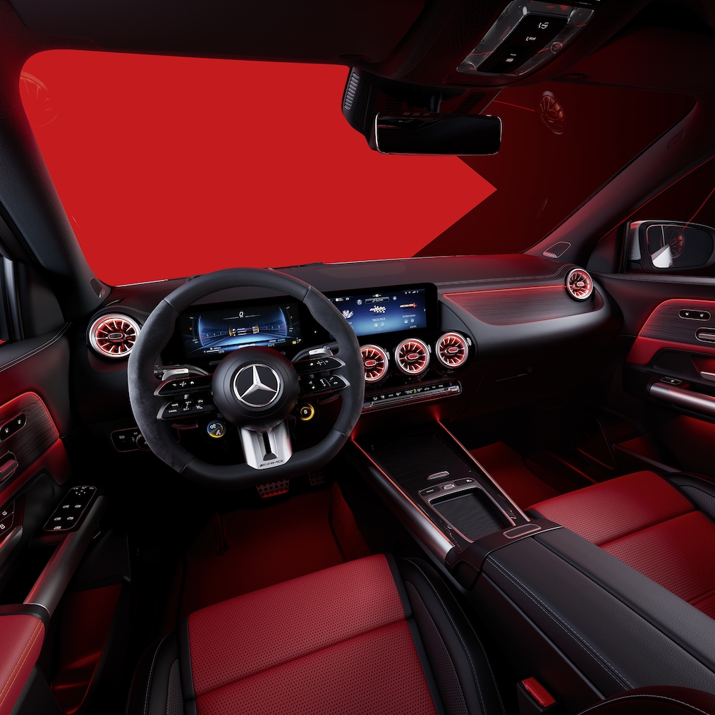 Innenraum des Mercedes-AMG GLA mit AMG Performance Sitzen und AMG Performance Lenkrad.