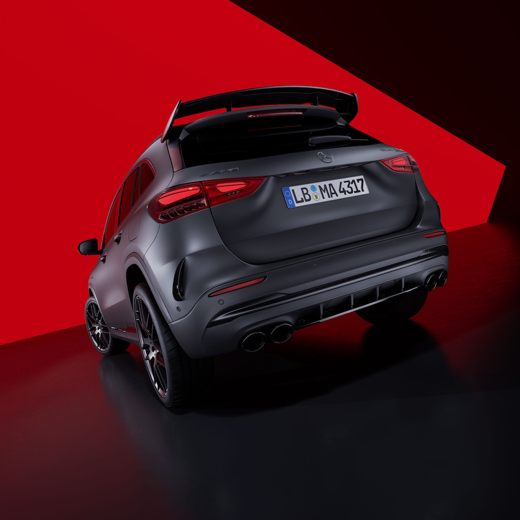 Hintere Seitenansicht eines Mercedes-AMG GLA 45 S 4MATIC+.