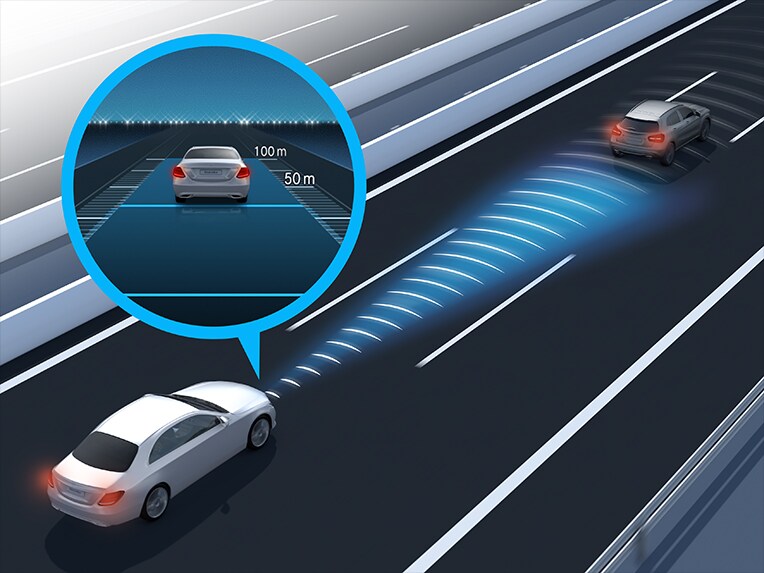 Aktiver Abstands-Assistent DISTRONIC im Mercedes-Benz GLA.