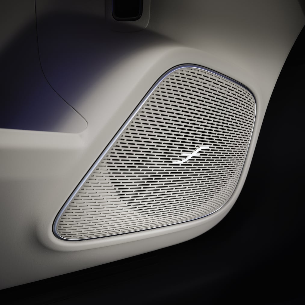 Ein Burmester® Surround-Soundsystem-Lautsprecher im Mercedes-Benz GLA.