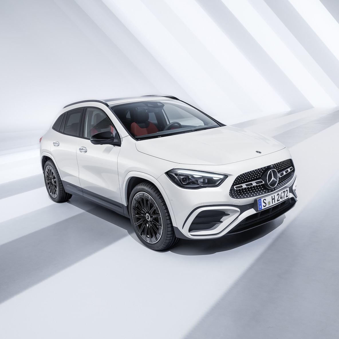 Der Mercedes-Benz GLA in seitlicher Frontansicht.