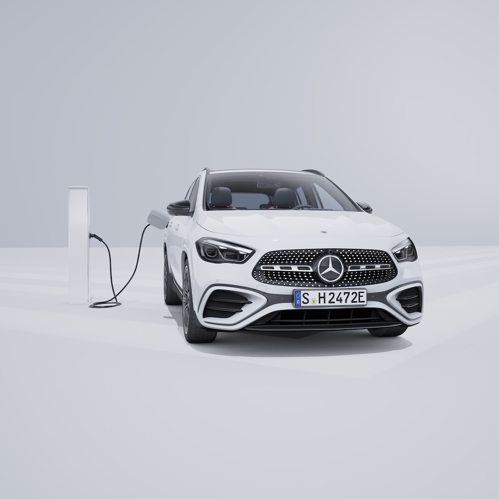 Der Mercedes-Benz GLA Plug-in-Hybrid aus einer frontalen Perspektive.