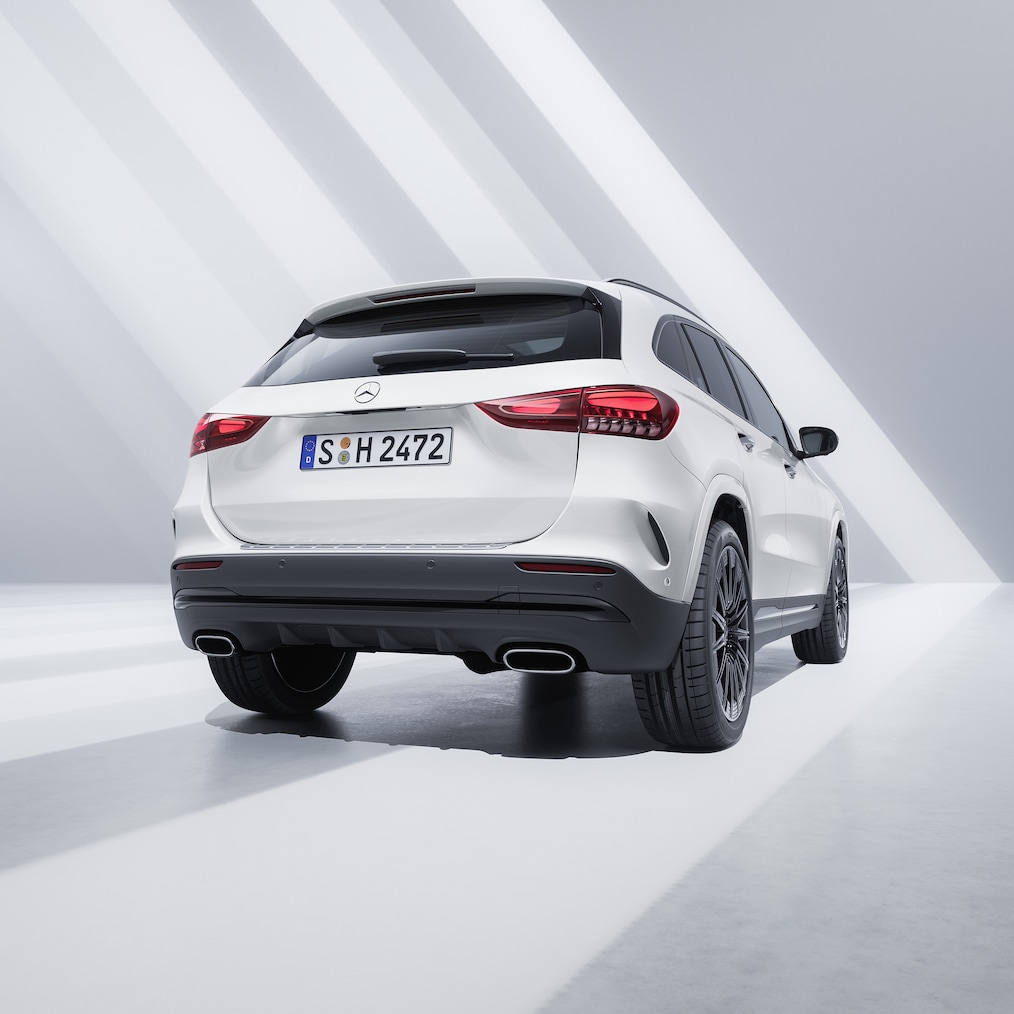 Der Mercedes-Benz GLA in einer Heckansicht.