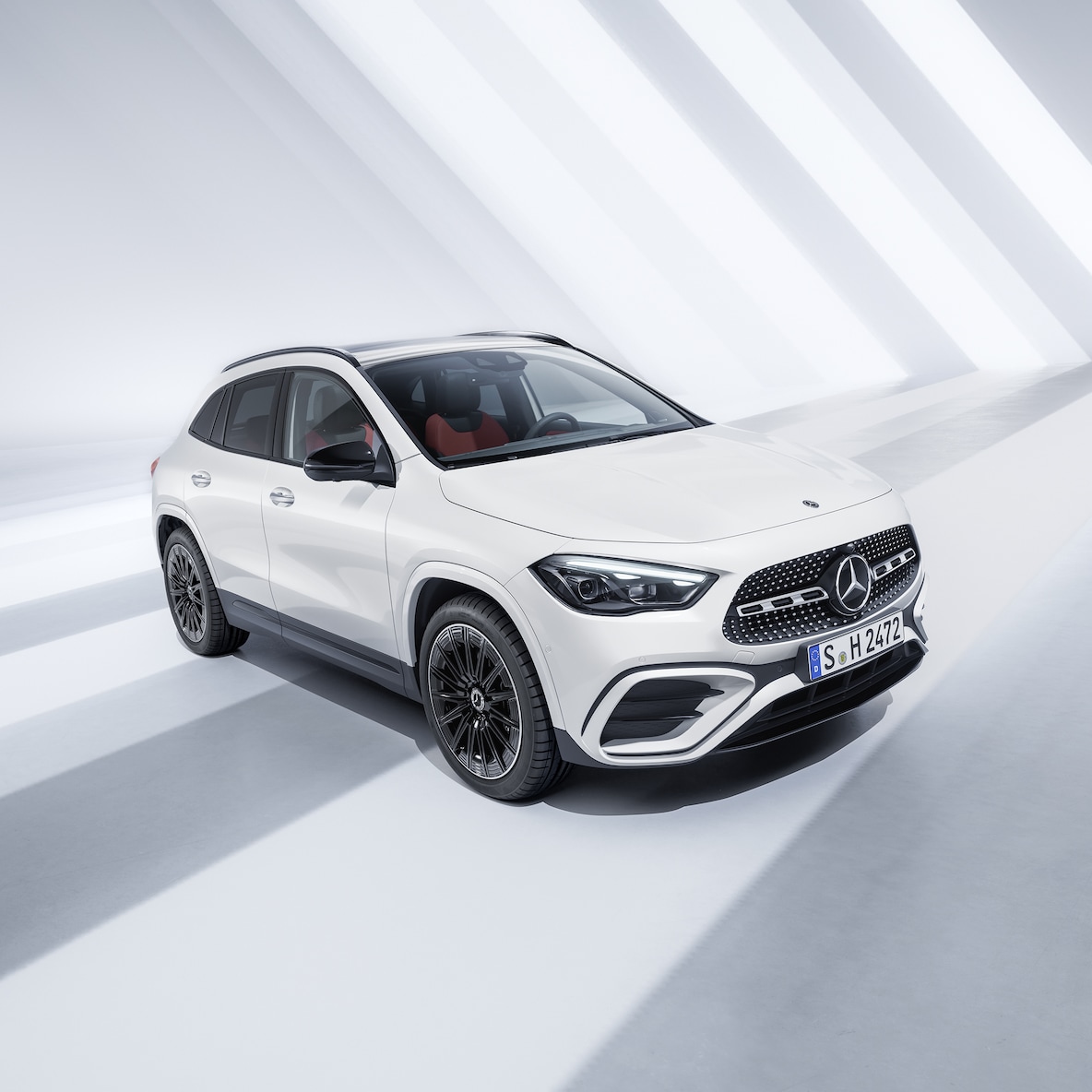 Der Mercedes-Benz GLA in seitlicher Frontansicht.