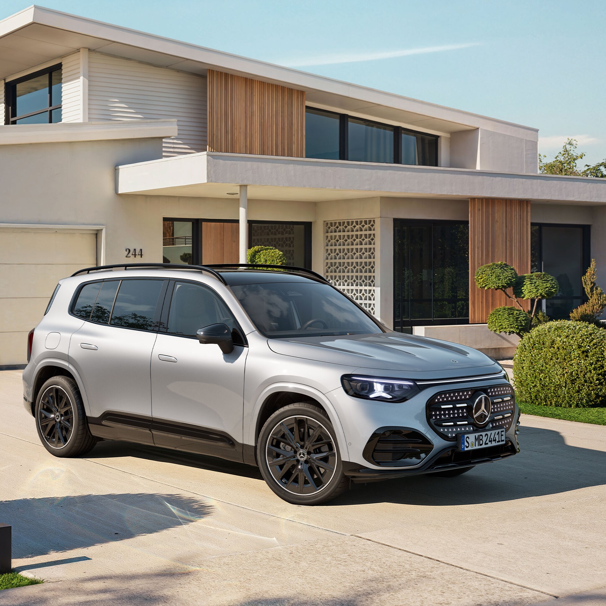 Die CLA Limousine stehend auf einer Straße.