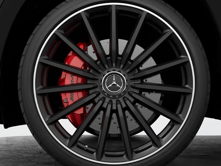 Die rot lackierten Bremssättel für den Mercedes-AMG GLB.