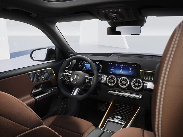 Ansicht des Infotainmentsystems im Innenraum des Mercedes-Benz GLB SUV mit einem Plus-3-Finanzierungsvertrag.
