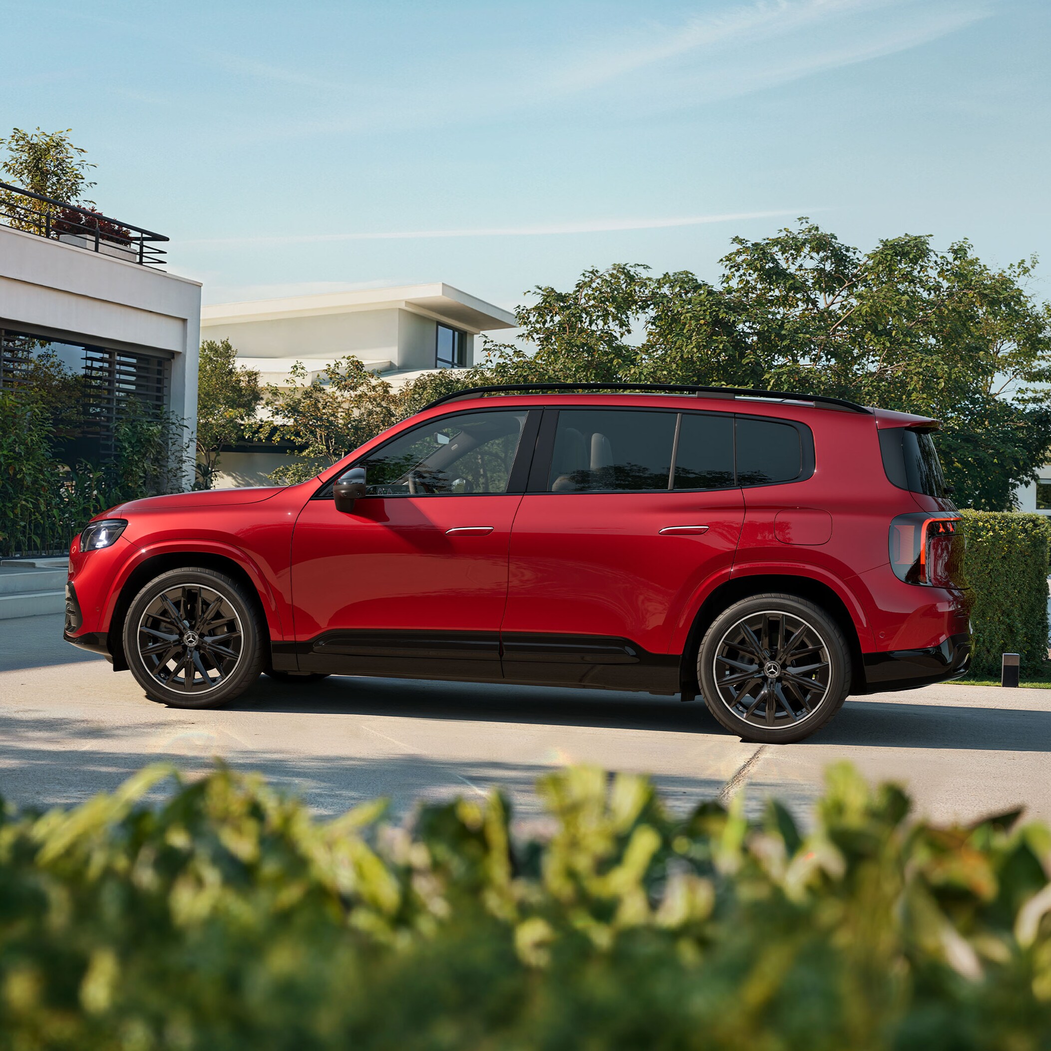 Ein GLB SUV steht auf einer Ausfahrt.