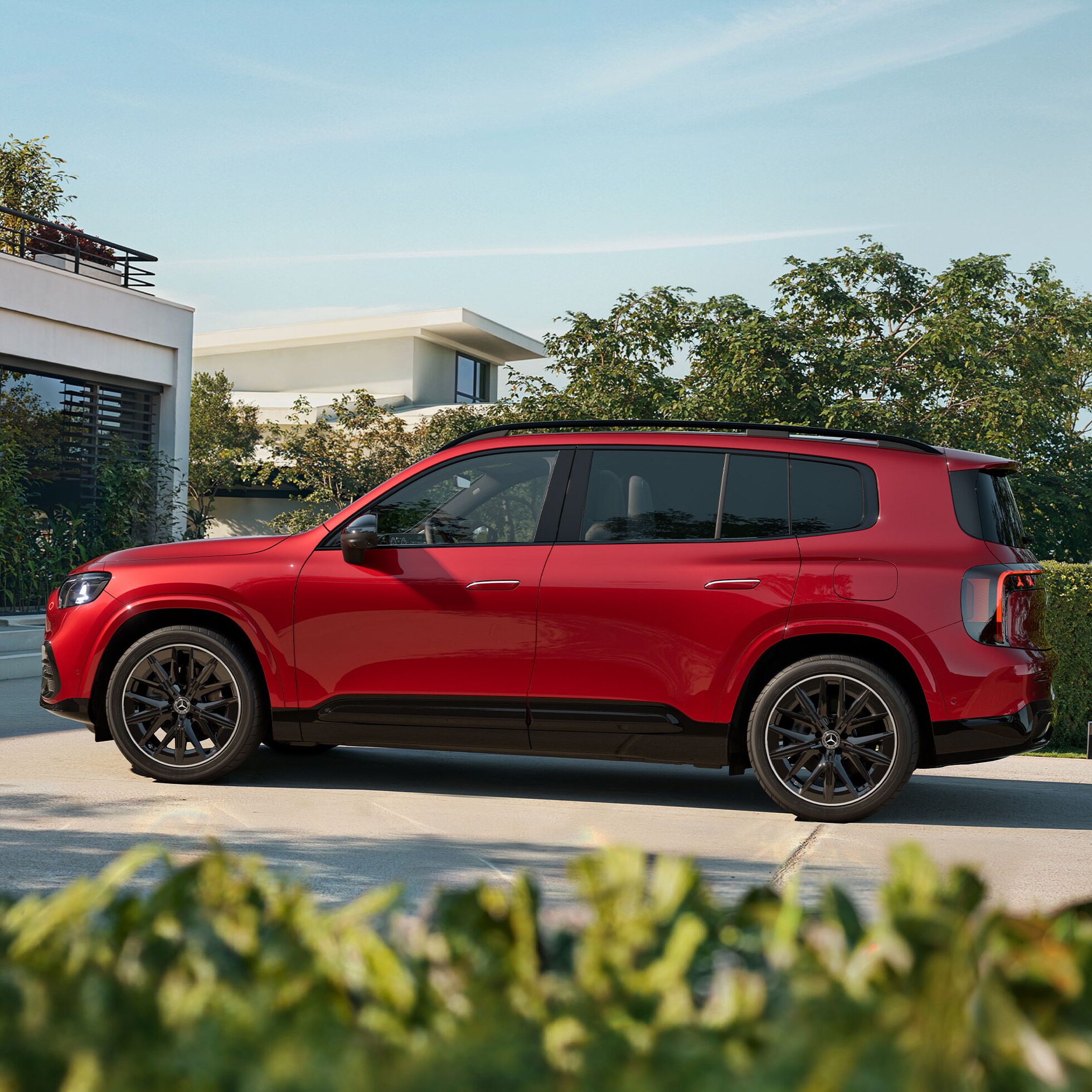 Ein GLB SUV steht auf einer Ausfahrt.