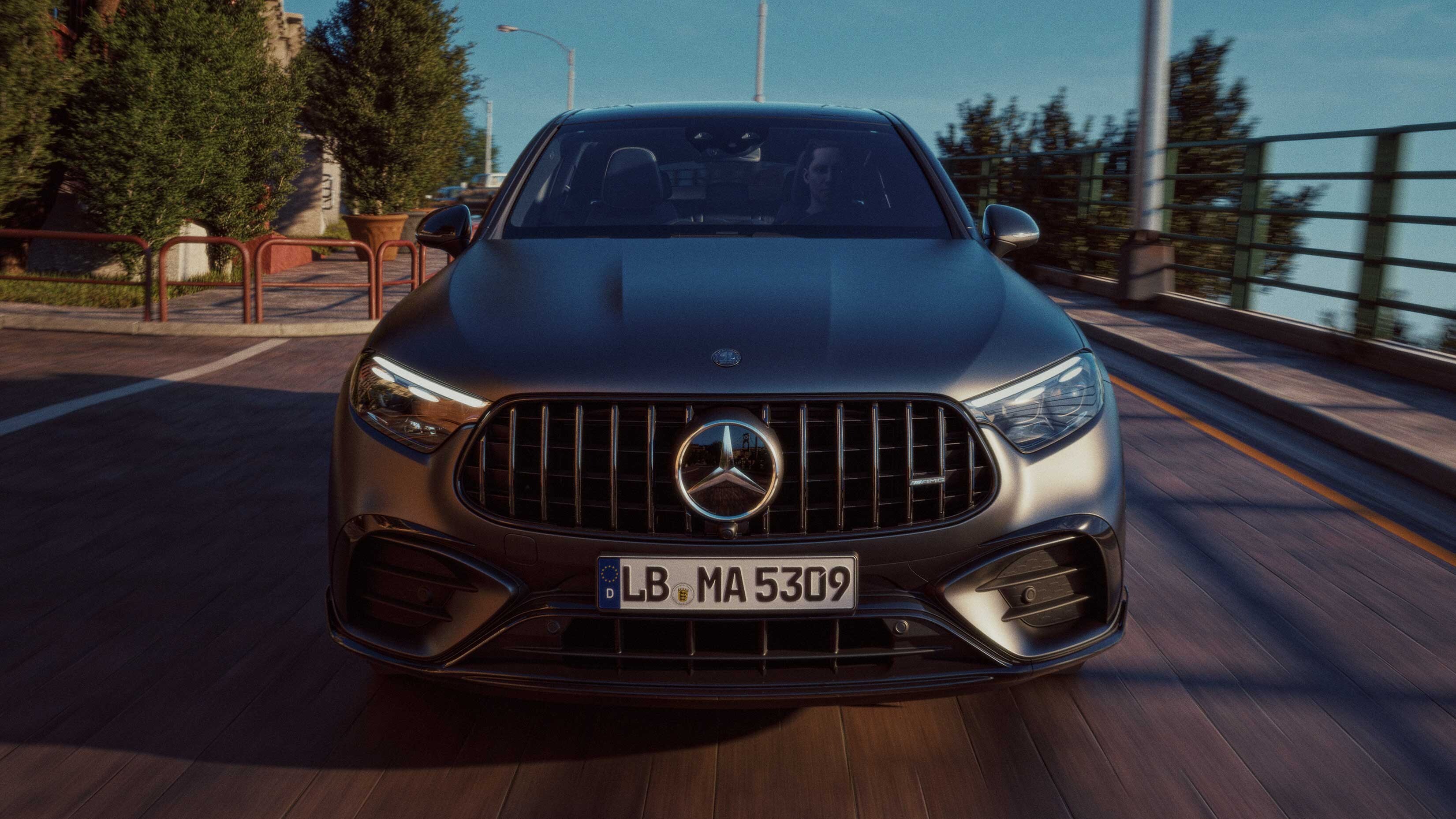 Das neue Mercedes-AMG GLC 53 4MATIC+ Coupé stehend auf einer Straße.