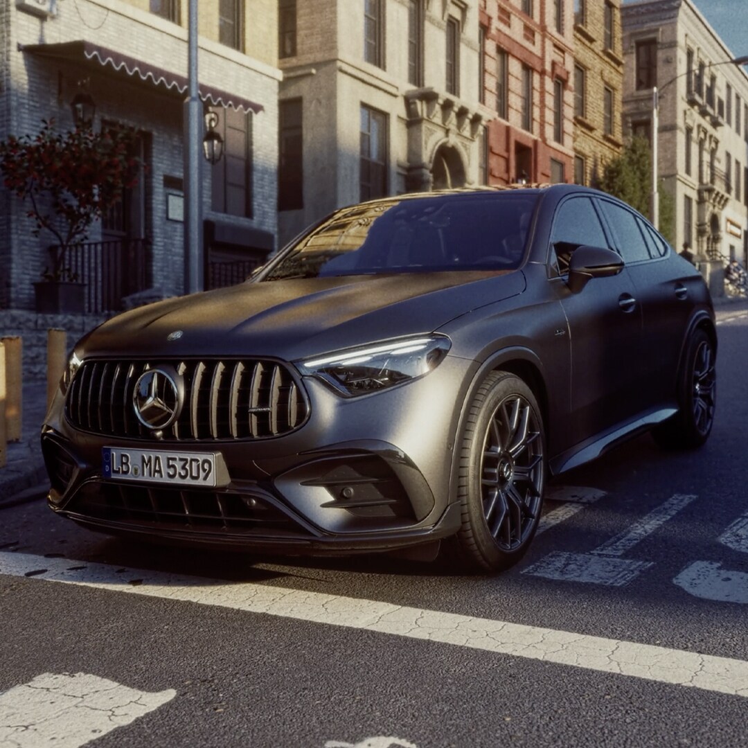 Das neue Mercedes-AMG GLC 53 4MATIC+ Coupé stehend auf einer Straße.