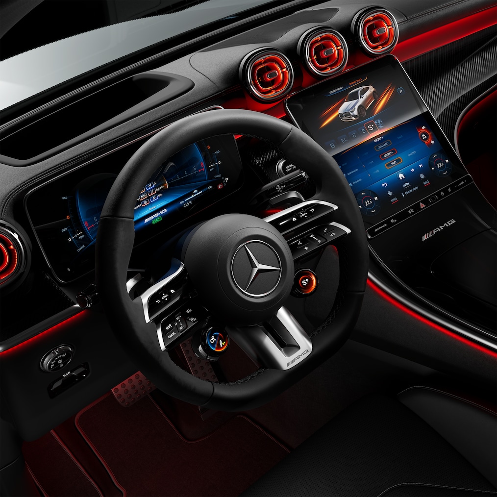 Detailaufnahme eines AMG Performance Lenkrads in einem Mercedes-AMG GLC Coupé.