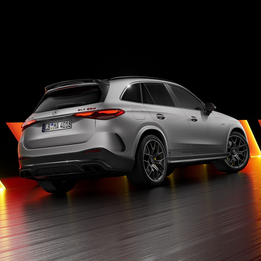 Mercedes-AMG GLC 63 S E PERFORMANCE SUV als AMG Edition 1 in einer hinteren Seitenansicht.