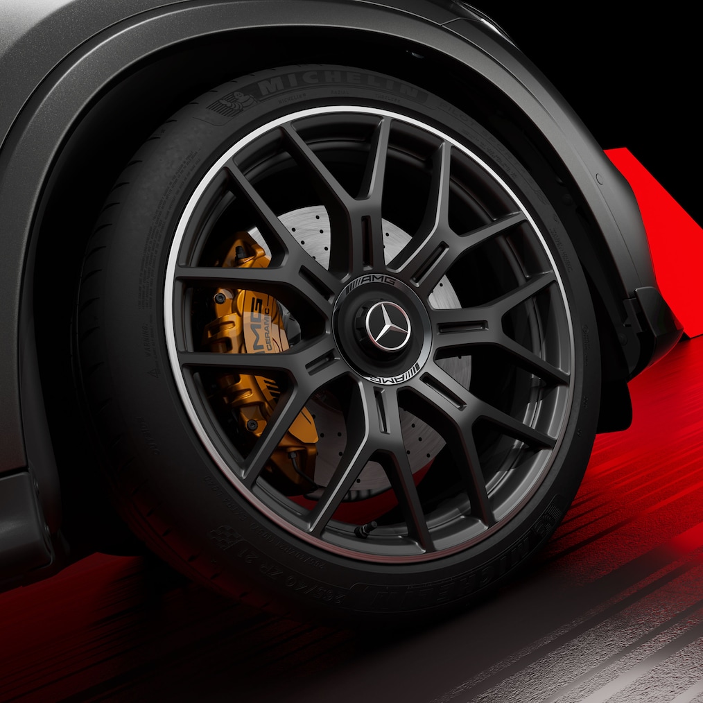 Detailaufnahme eines 53,3 cm (21") AMG Leichtmetallrads im Y-Speichen-Design (RWN) mit AMG Hochleistungs-Keramik-Verbundbremsanlage.