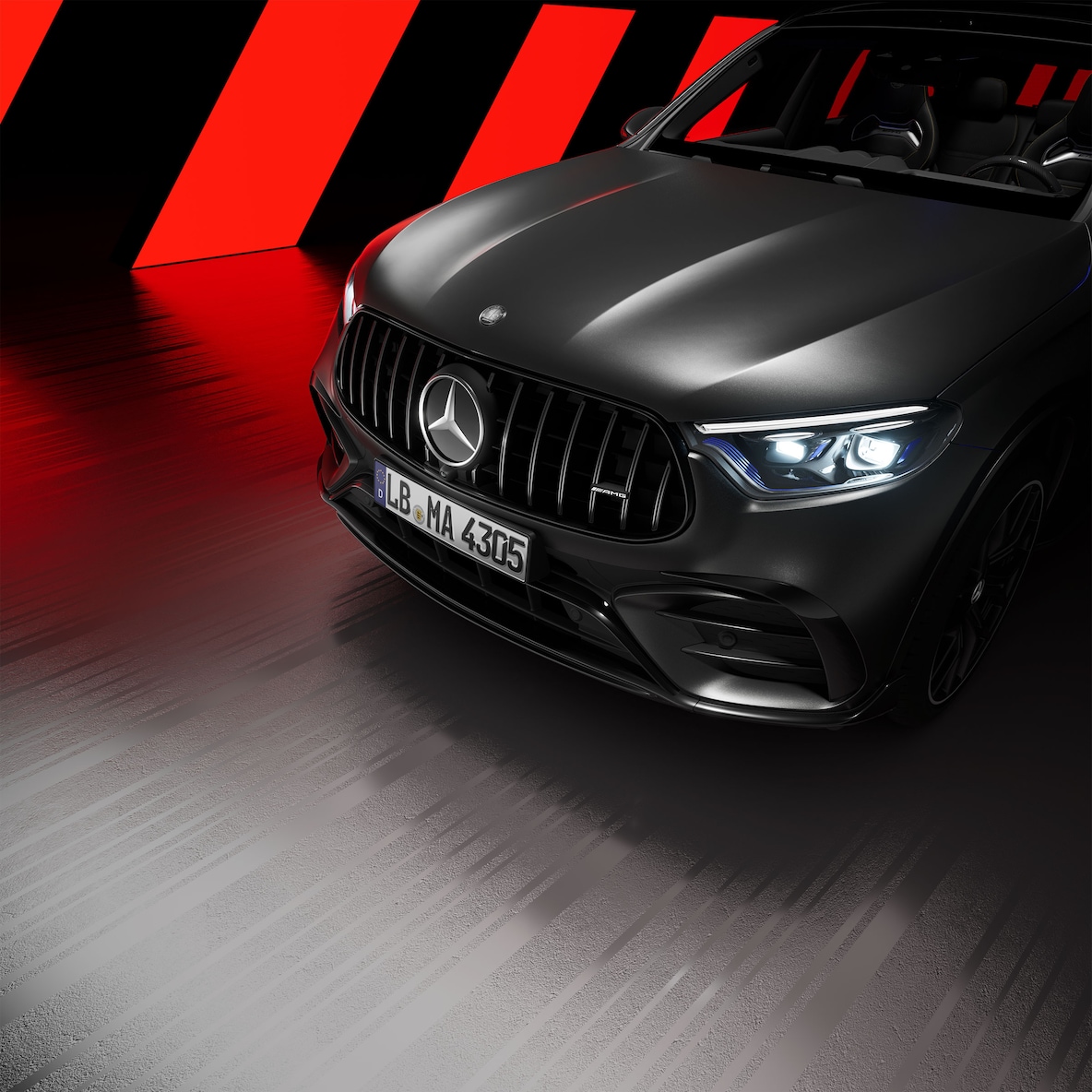 Seitenansicht der Frontpartie eines Mercedes-AMG GLC SUV mit AMG Night-Paket Exterieur.