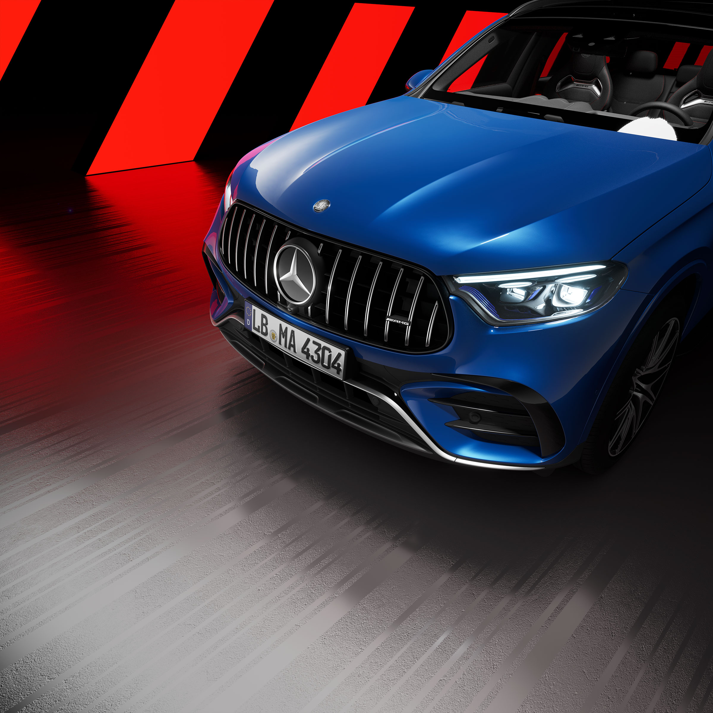 Seitenansicht der Frontpartie eines Mercedes-AMG GLC SUV mit AMG Night-Paket Exterieur.