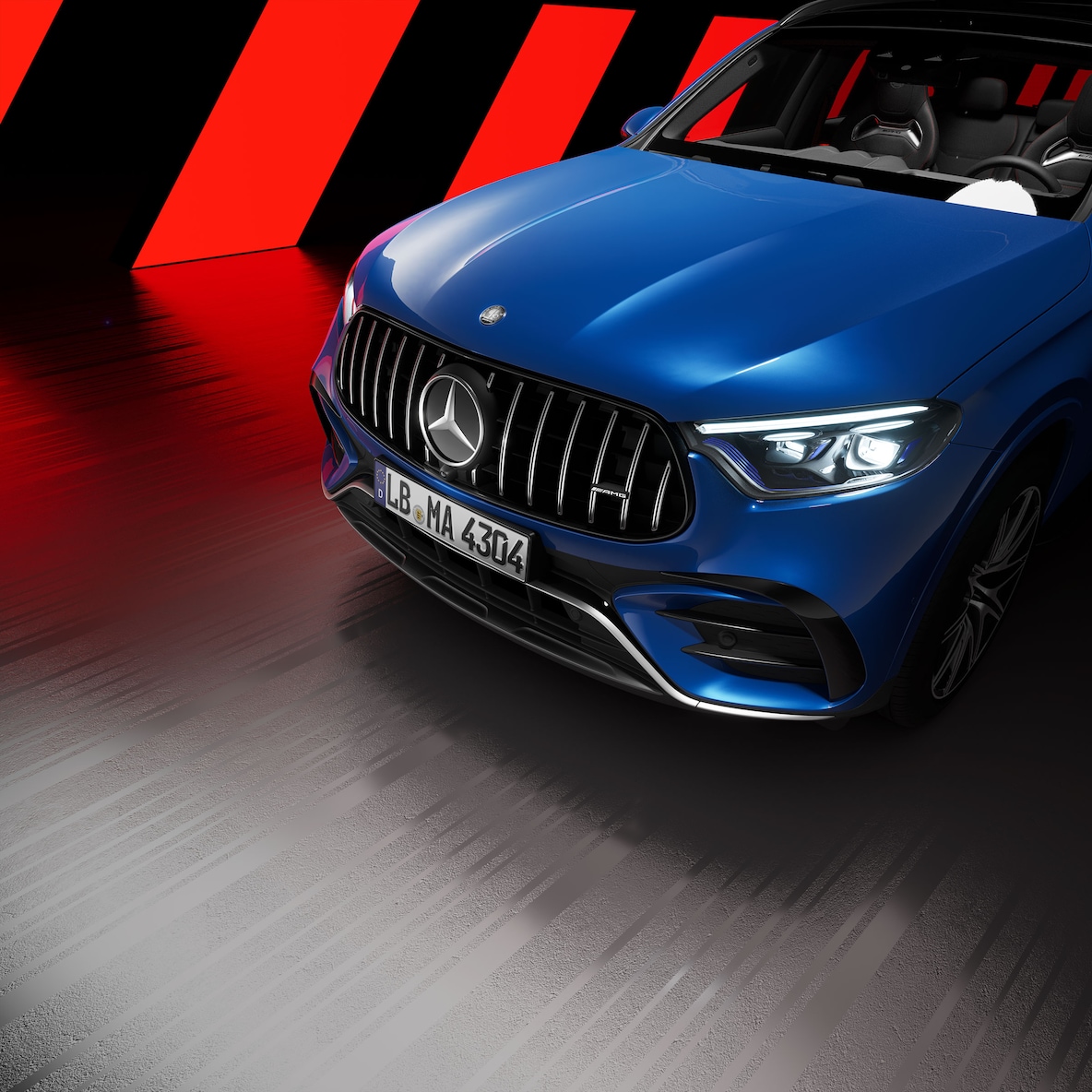 Seitenansicht der Frontpartie eines Mercedes-AMG GLC SUV mit AMG Night-Paket Exterieur.