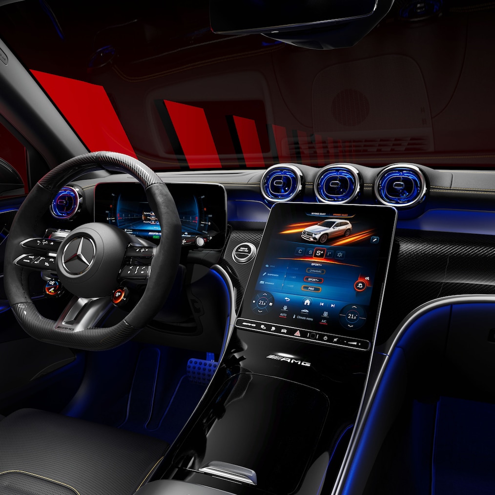 Blick vom Beifahrersitz auf die Instrumententafel und die Mittelkonsole eines Mercedes-AMG GLC SUV.