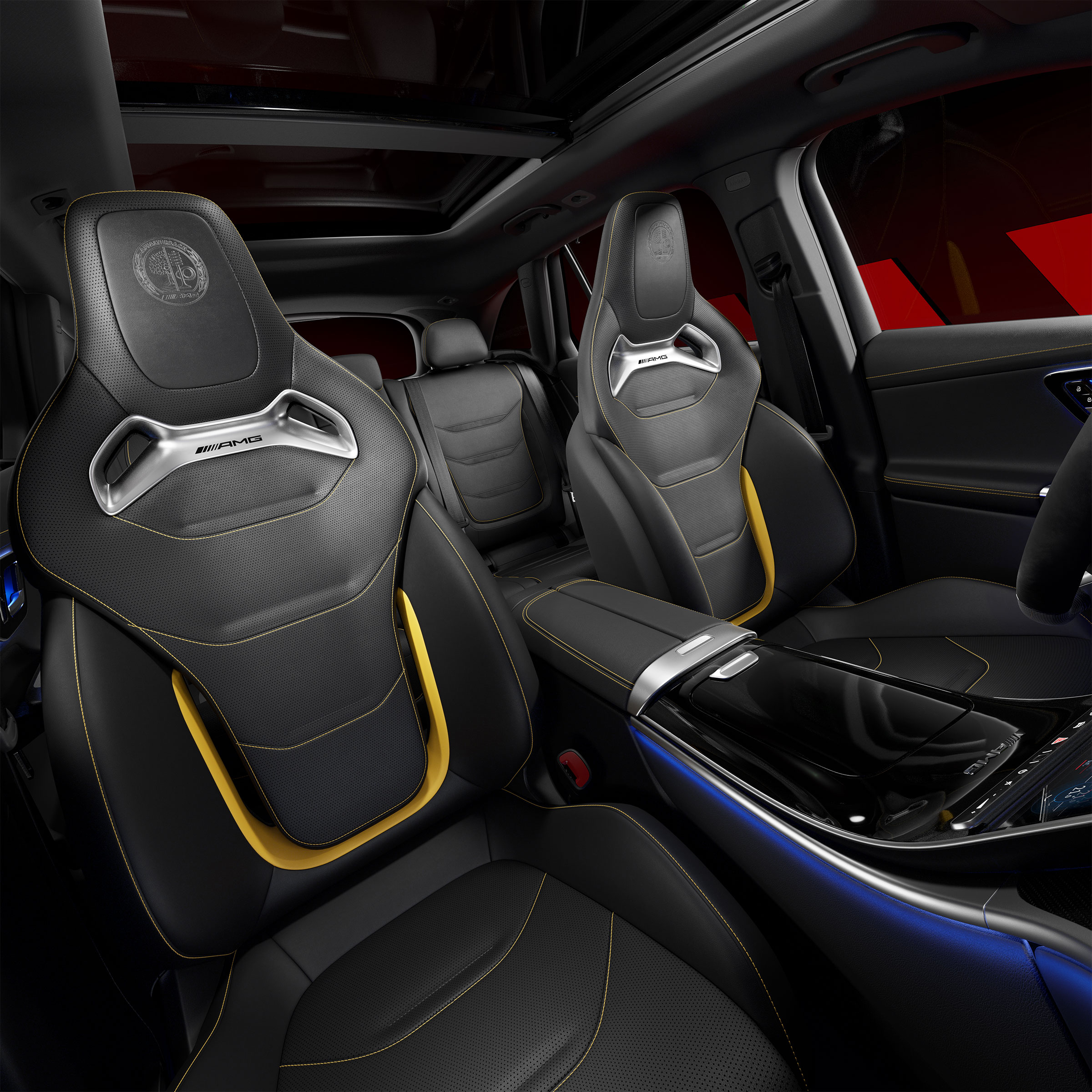 Blick durch die offene Beifahrertür auf die Vordersitze mit AMG Performance Sitz-Paket Advanced.