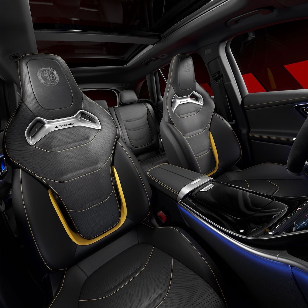 Blick durch die offene Beifahrertür auf die Vordersitze mit AMG Performance Sitz-Paket Advanced.