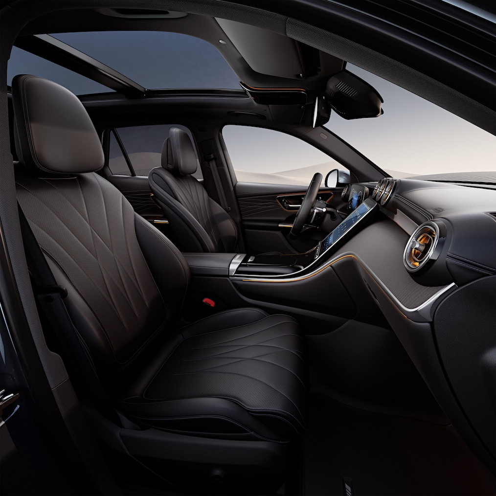 Nahaufnahme des Cockpits mit Anzeigen in einem Mercedes-Benz GLC.