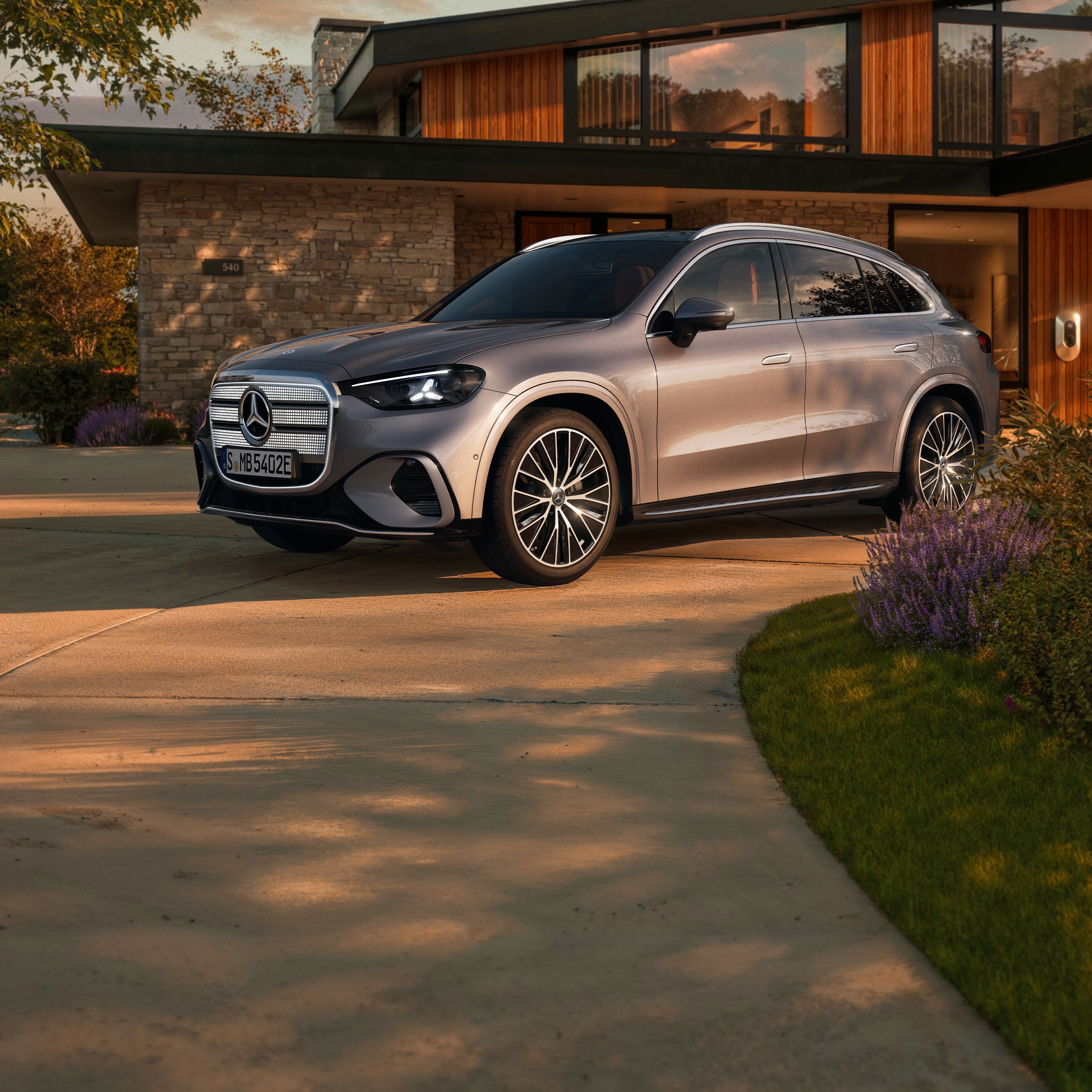 Die CLA Limousine stehend auf einer Straße.