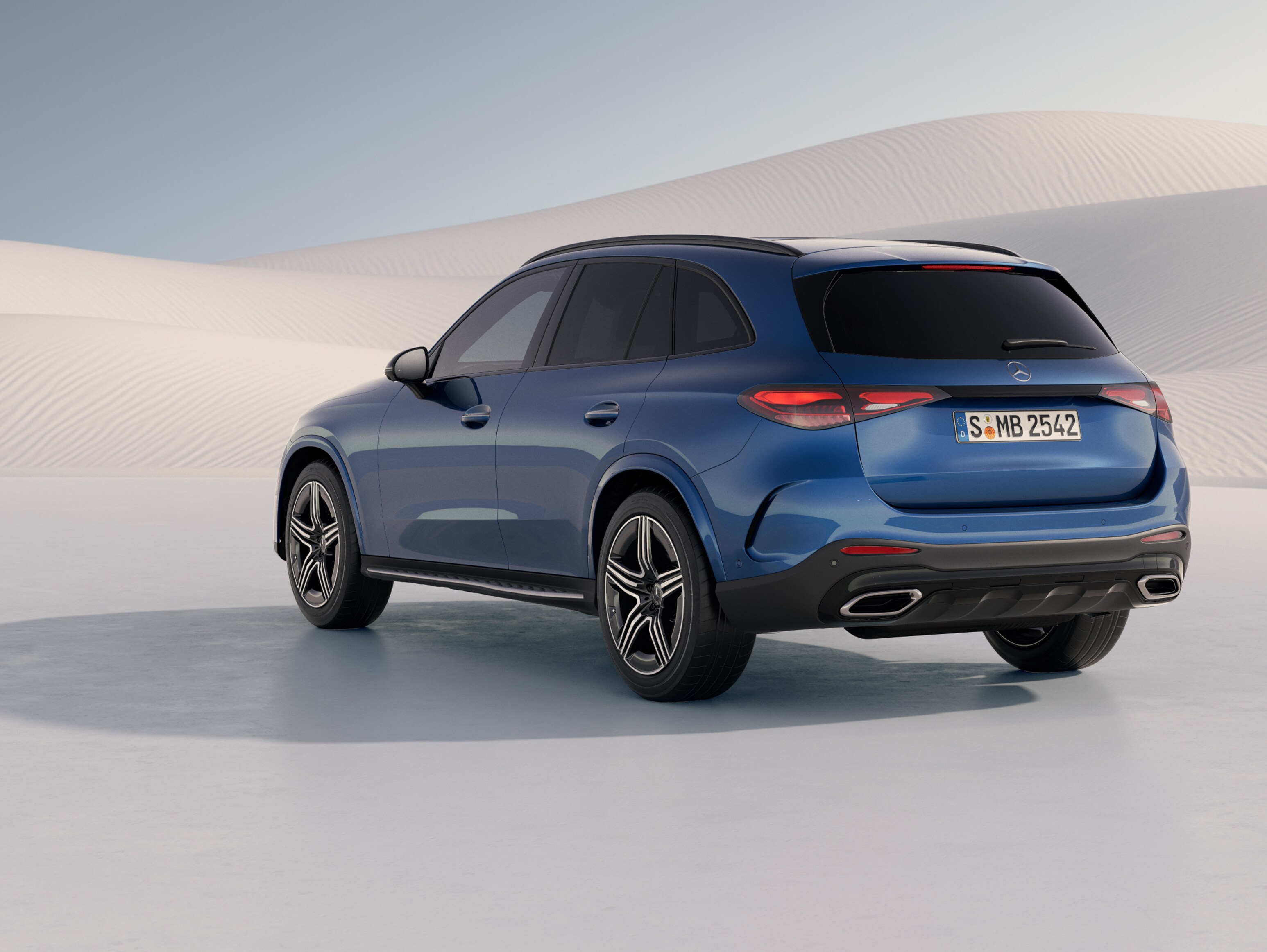 Heckansicht eines blauen GLC SUV.