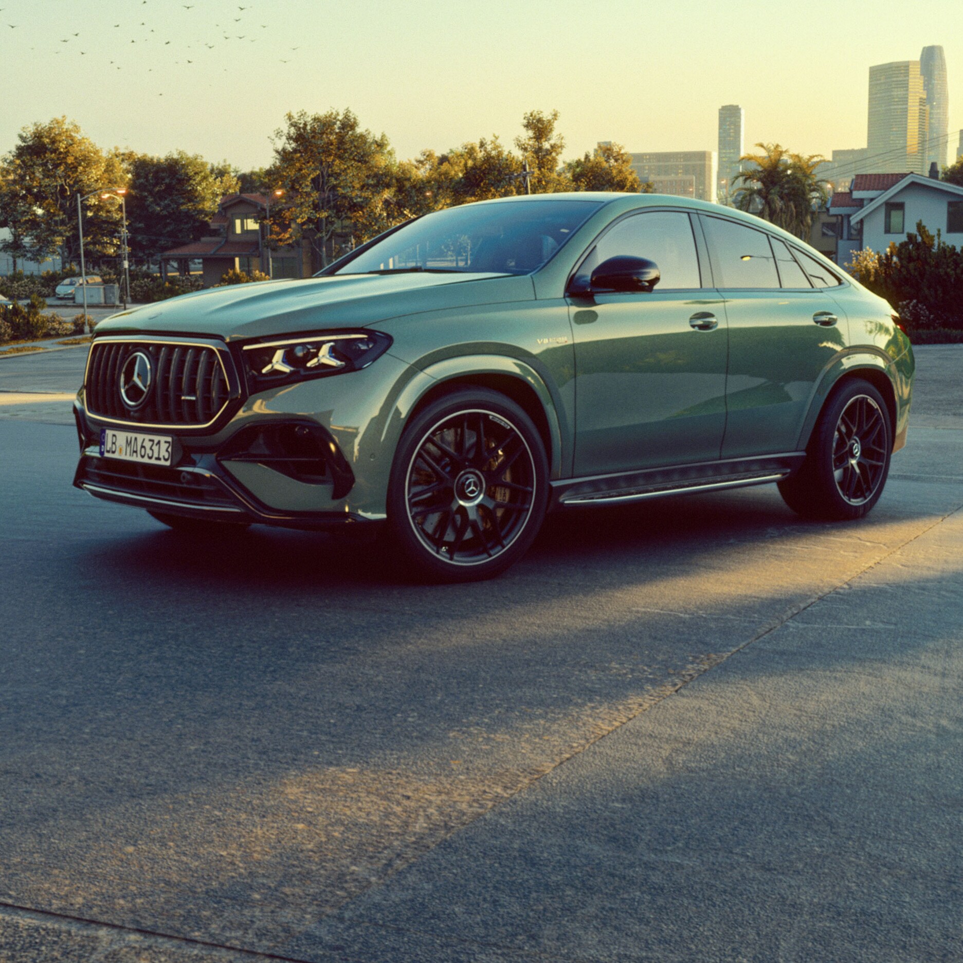 Das neue Mercedes-AMG GLE 63 S 4MATIC+ Coupé auf einer Straße stehend