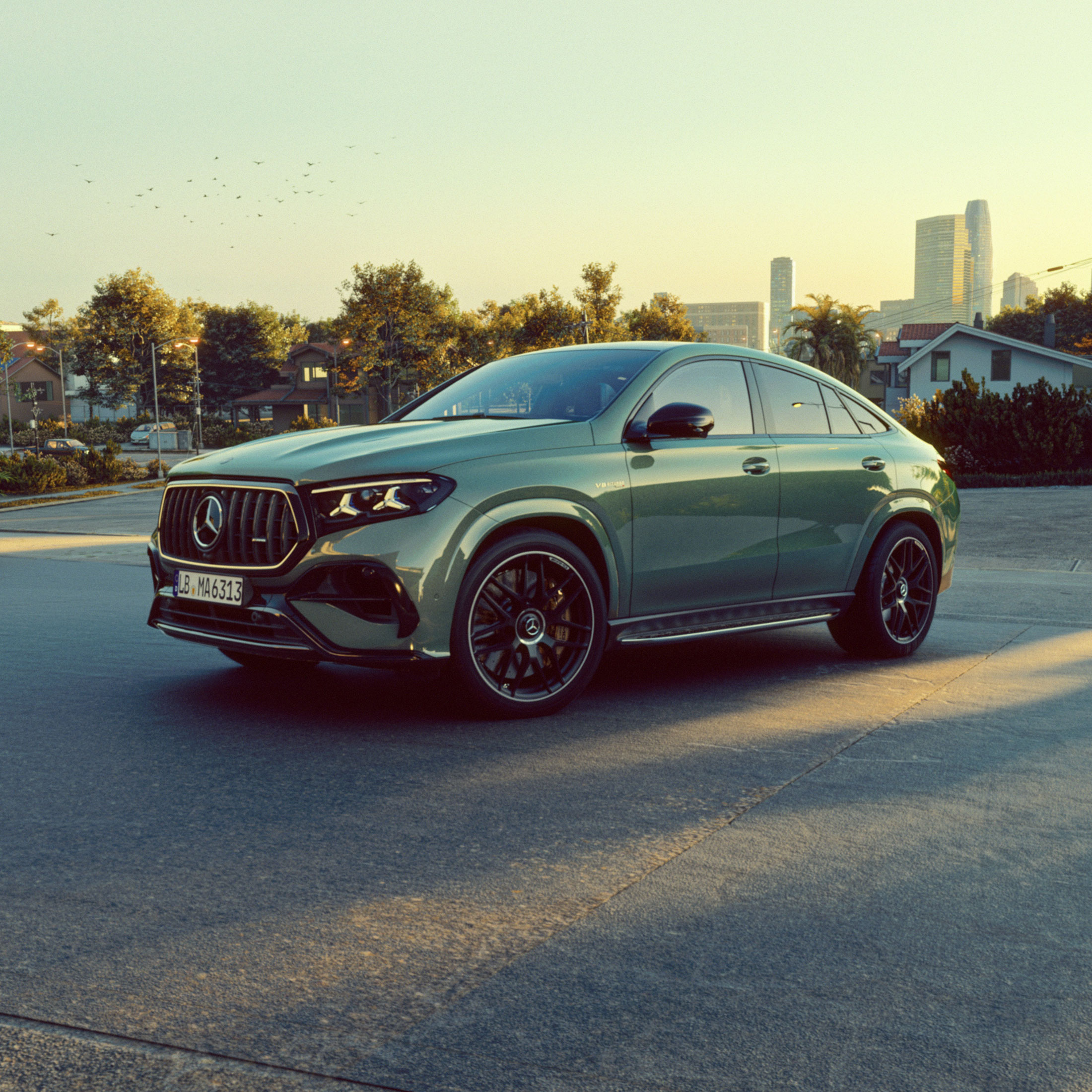 Das neue Mercedes-AMG GLE 63 S 4MATIC+ Coupé auf einer Straße stehend