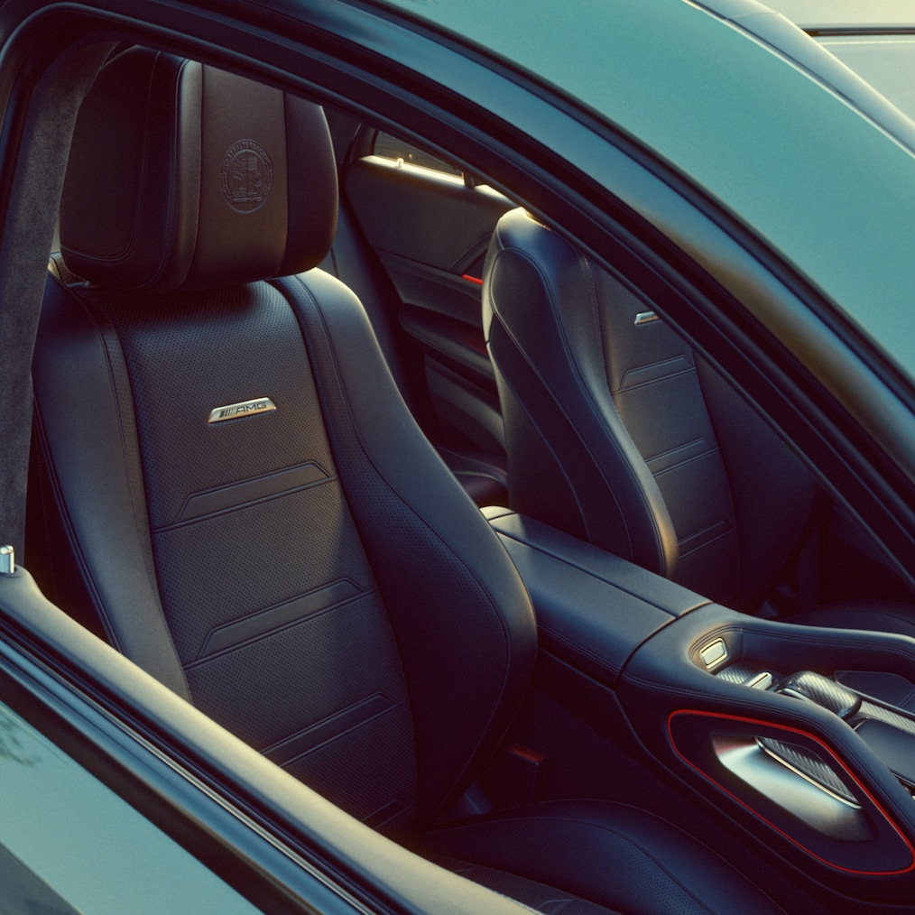 Die schwrzen Sitze des Mercedes-AMG GLE 63 S Coupé mit roten Details.