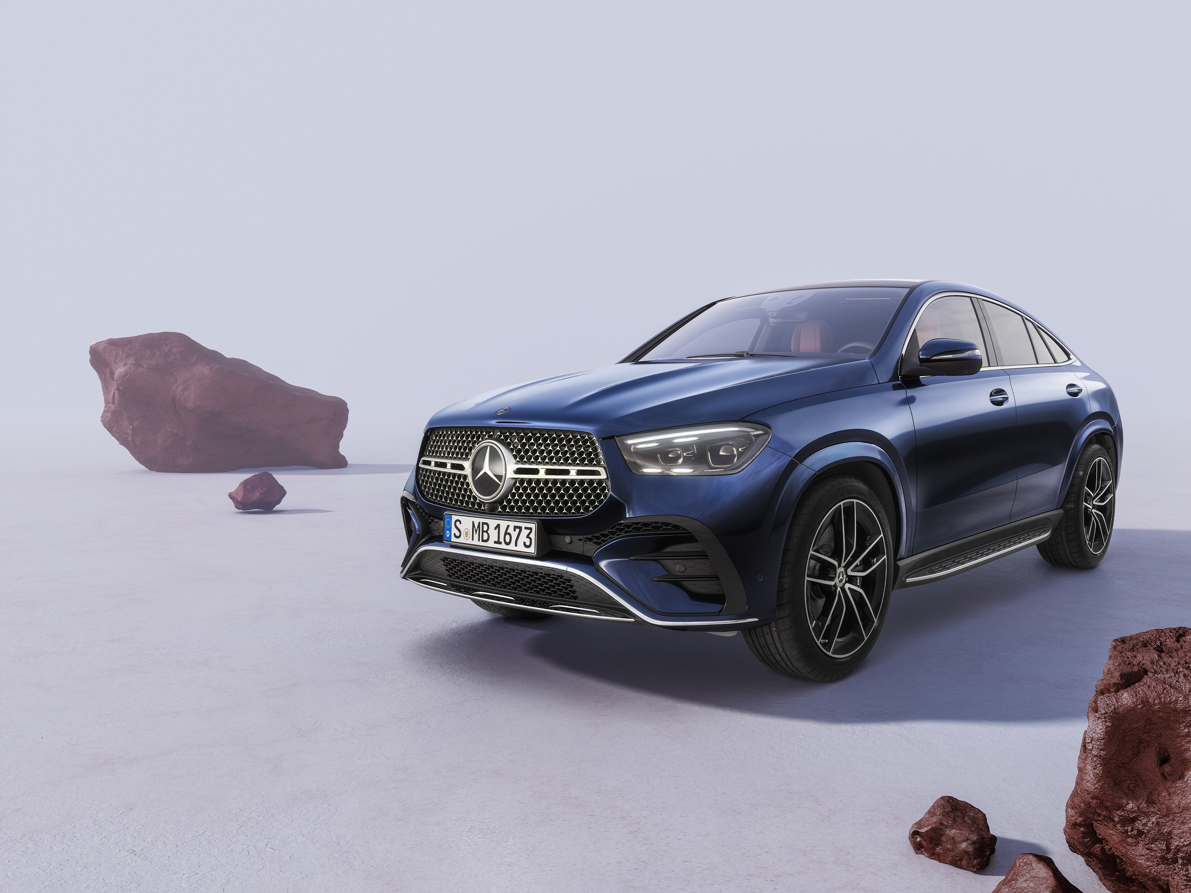 Ein blaues GLE Coupé steht auf einer grafischen Fläche zwischen Felsbrocken.