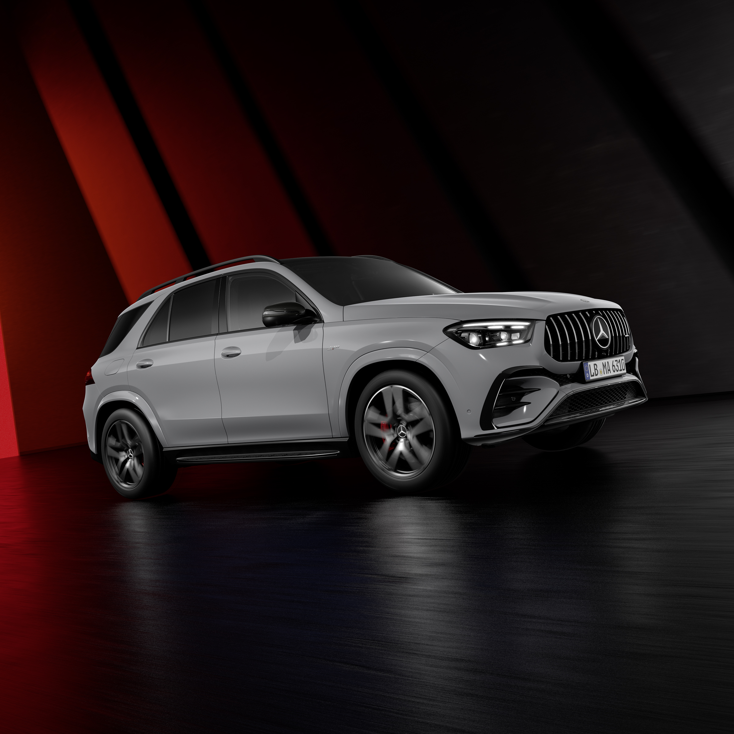Dynamische Ansicht eines Mercedes-AMG GLE SUV (Fahraufnahme) oder alle drei Modelle nebeneinanderstehend.