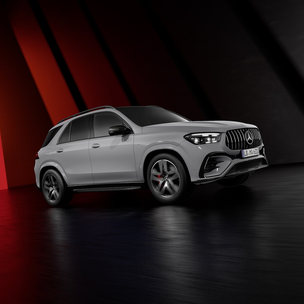 Dynamische Ansicht eines Mercedes-AMG GLE SUV (Fahraufnahme) oder alle drei Modelle nebeneinanderstehend.
