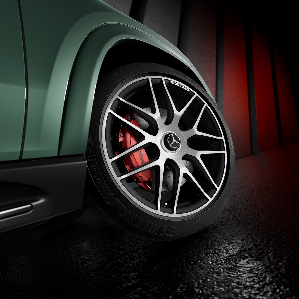 The AMG forged wheels in a cross-spoke design of the Mercedes-AMG GLE 63 S.