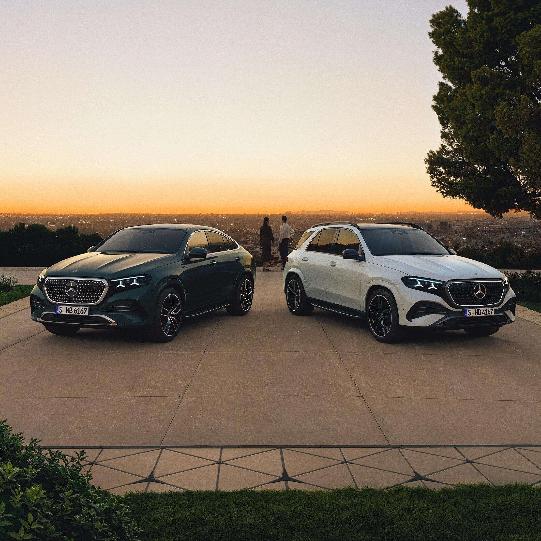 Der GLE SUV und GLE Coupé auf einer Terrasse im Sonnenuntergang.