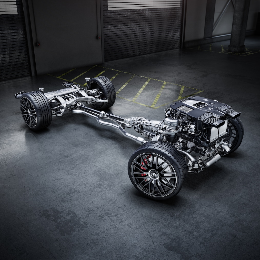 Dynamische Ansicht eines Mercedes-AMG GLS 63 4MATIC+ (Fahraufnahme) oder ein Blick in den Motorraum.