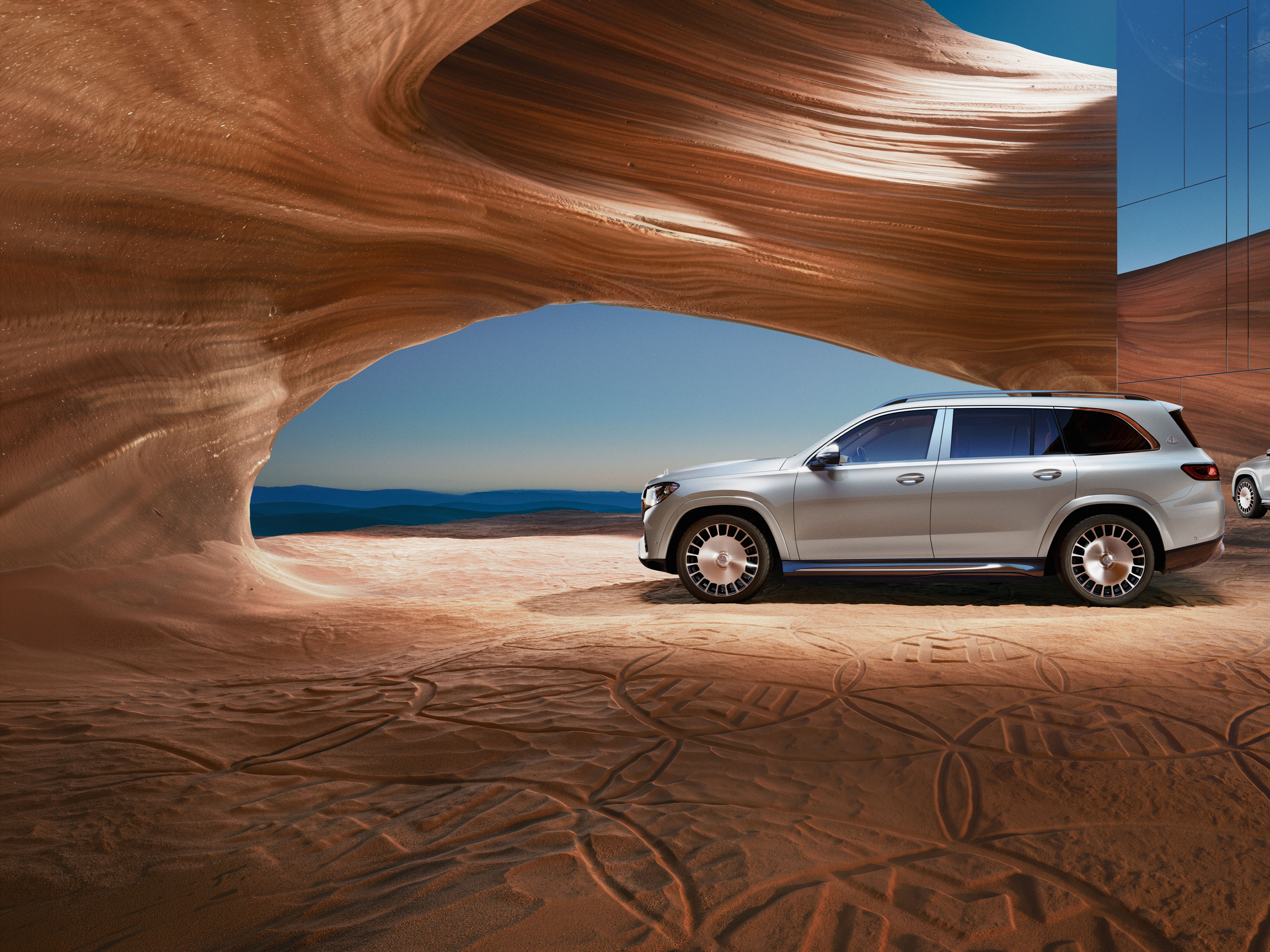 GLS | Mercedes-Maybach Ein silberner GLS von Mercedes-Maybach steht unter einem rötlichen Canyonbogen.