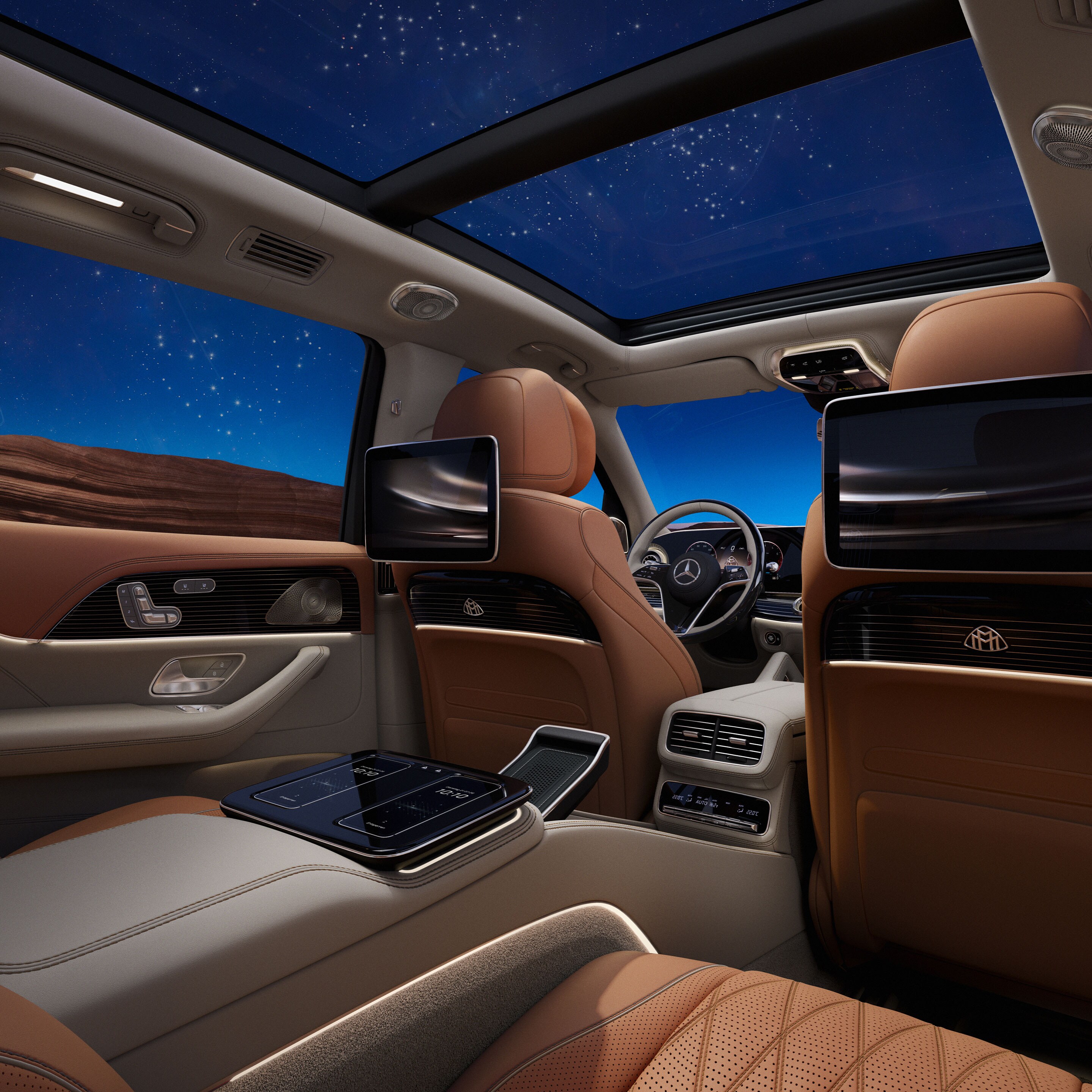 Das Interieur des GLS von Mercedes-Maybach in braunem Nappaleder mit integrierten Screens.