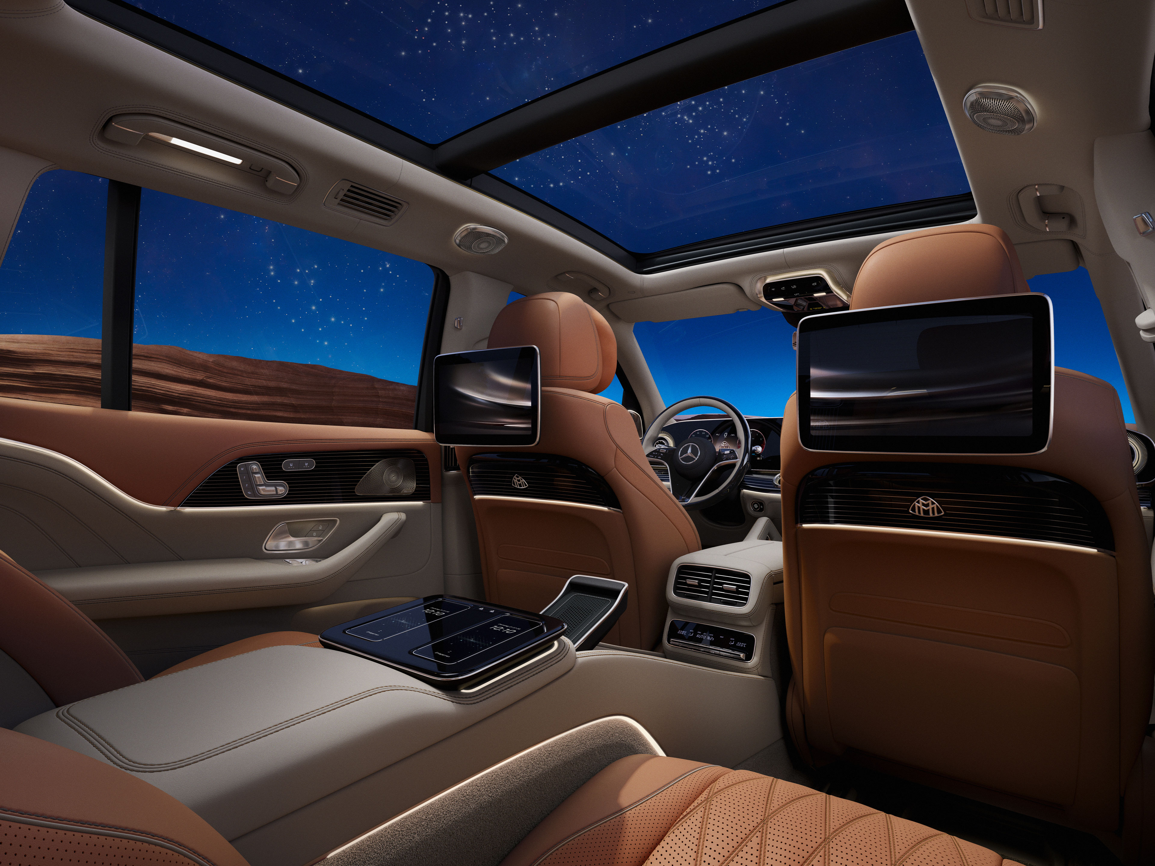 GLS | Mercedes-Maybach Das Interieur des GLS von Mercedes-Maybach in braunem Nappaleder mit integrierten Screens.