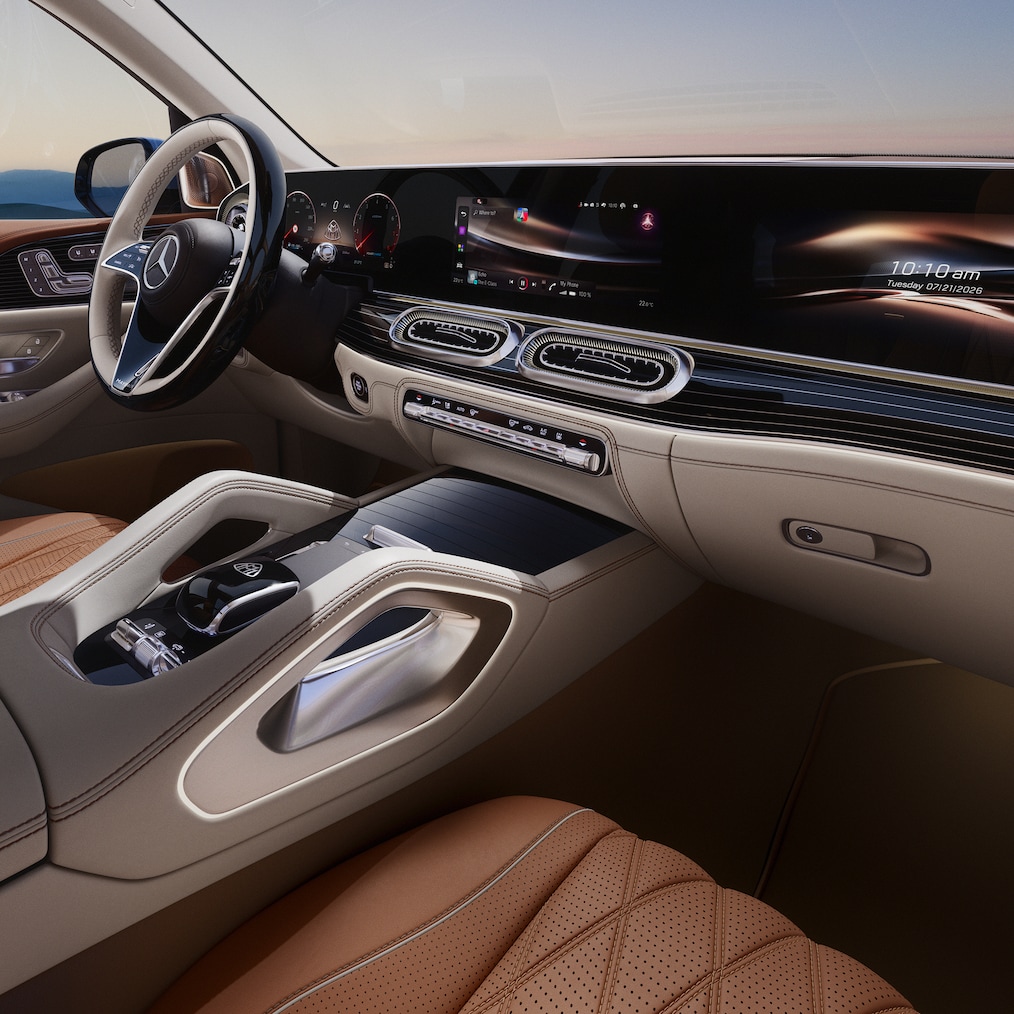 Das Armaturenbrett im Mercedes-Maybach GLS SUV mit drei verbundenen Displays.