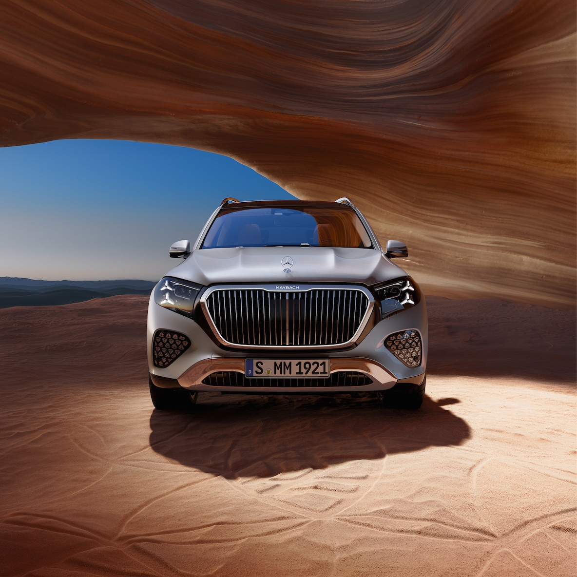 Der Mercedes-Maybach GLS SUV von vorne unten vor einer canyonartigen Landschaft.
