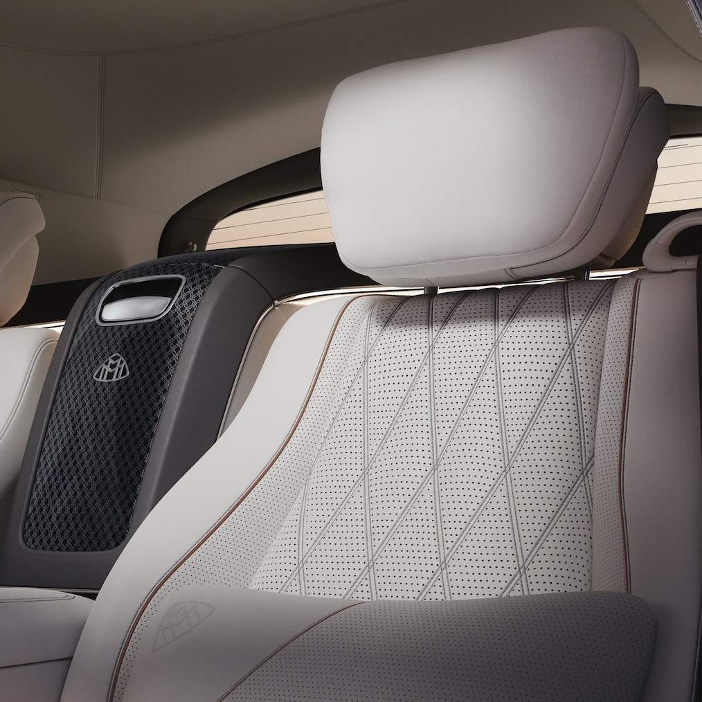 Der First Class Fond in einem Mercedes-Maybach GLS SUV in weißer MANUFAKTUR-Ausstattung.