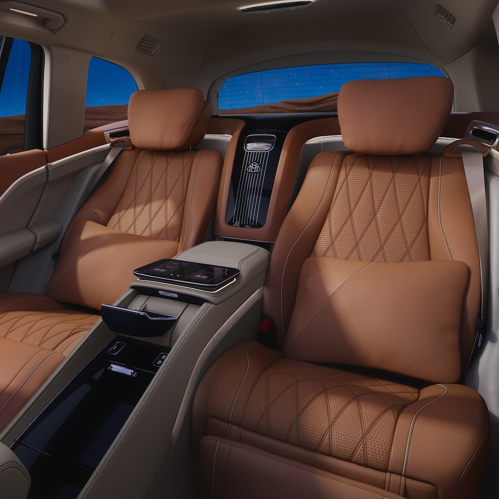 Der First Class Fond in einem Mercedes-Maybach GLS SUV in braunem Nappaleder.