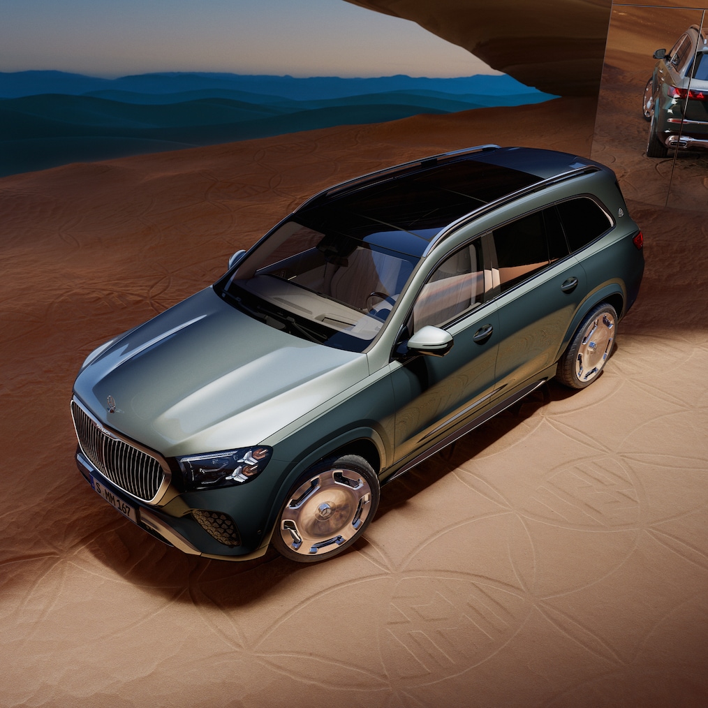 Ein Mercedes-Maybach GLS SUV in Verdesilber von einer seitlichen Vogelperspektive.