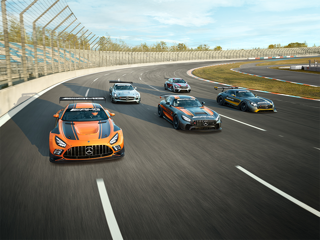 Mehrere Mercedes-AMG Modelle auf einer Rennstrecke. AMG Experience | Mercedes-AMG
