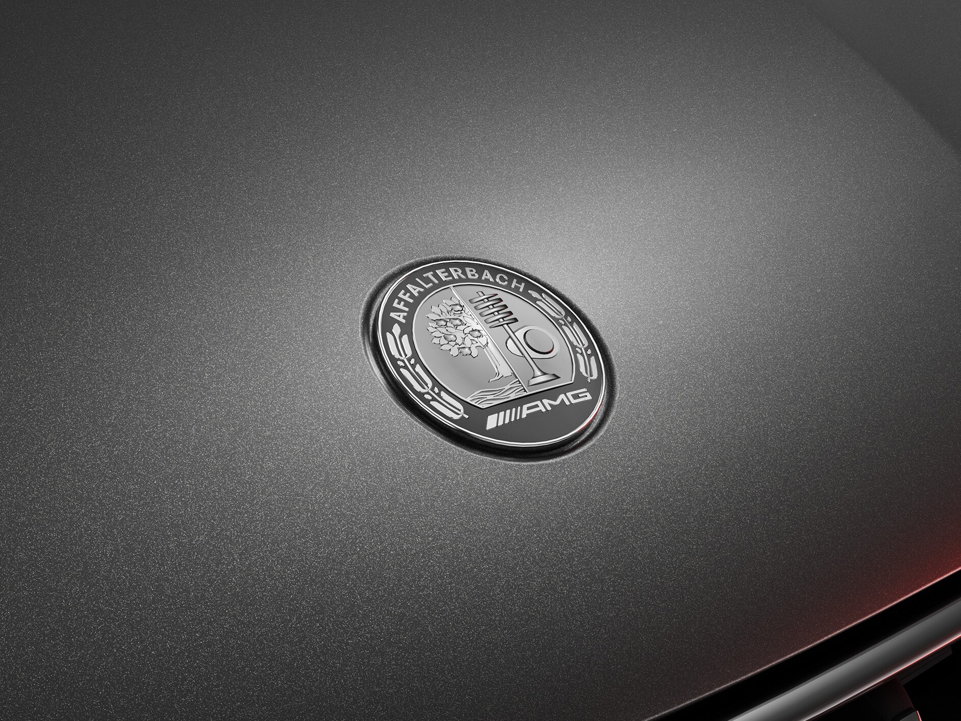 Das AMG Wappen auf einem Mercedes-AMG Modell.