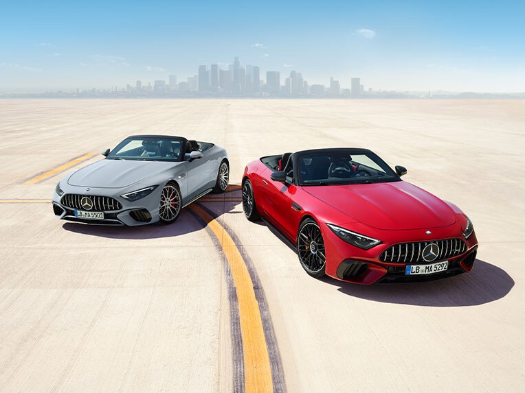 Zwei Mercedes-AMG SL Roadster in einer Frontansicht.